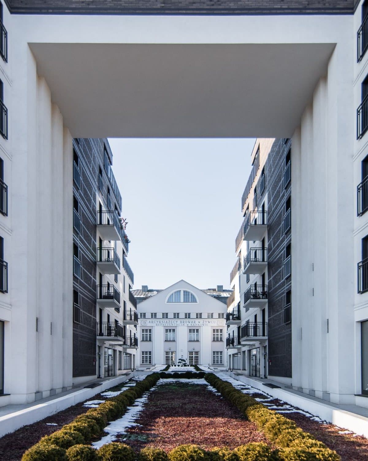 The gateway of the building housing the Spectra Nieruchomości office in Kraków